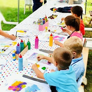 Kinder bemalen verschiedene Textilien