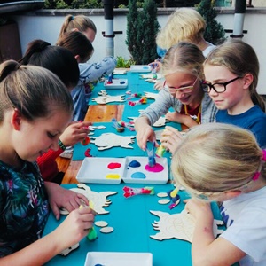 Kinder basteln ihre eigenen Leuchtmonster