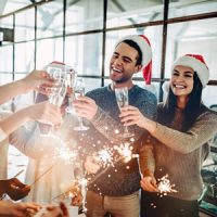 Kollegen stoßen auf einer Weihnachtsfeier gemeinsam an